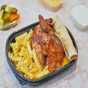  نصف فرخة مشوية مع رز وبطاطس حجم عائلي